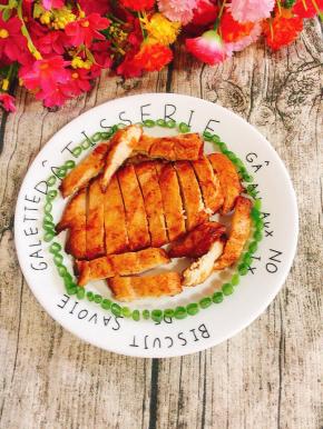 一份儿鲜嫩多汁儿的香煎鸡排就做好啦！开始享用吧！