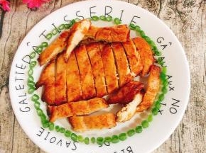 一份儿鲜嫩多汁儿的香煎鸡排就做好啦！开始享用吧！