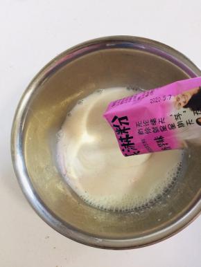 倒入100克的香芋味儿冰淇凌粉！