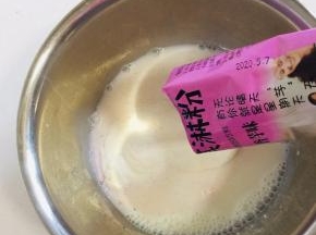 倒入100克的香芋味儿冰淇凌粉！