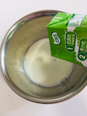 将一盒250ml的常温牛奶倒入容器中！