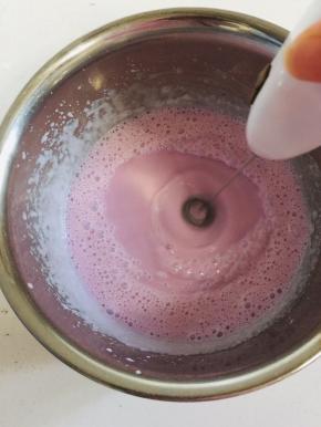 再用电动打蛋器打发3～5分钟！