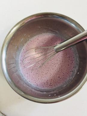 用手动打蛋器同一个方向搅拌至溶解！