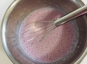 用手动打蛋器同一个方向搅拌至溶解！