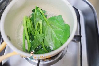 菠菜洗干净加水煮一下 这样可以去除草酸