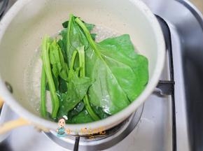 菠菜洗干净加水煮一下 这样可以去除草酸