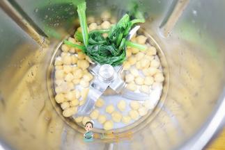 鹰嘴豆提前一天浸泡，泡好的鹰嘴豆50g就变成100g了加入水跟菠菜