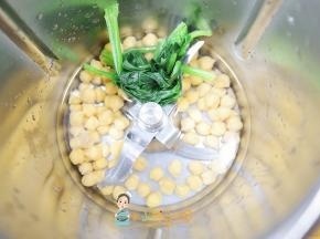 鹰嘴豆提前一天浸泡，泡好的鹰嘴豆50g就变成100g了加入水跟菠菜