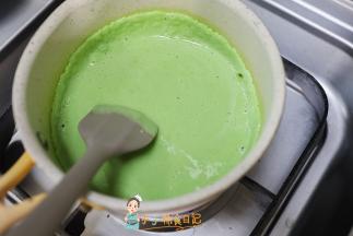 倒入锅里加热搅拌