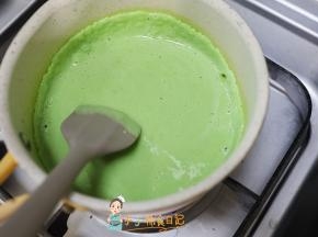 倒入锅里加热搅拌