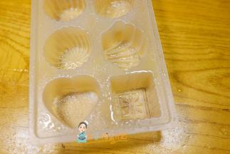 准备好一个好看的模具，也可以用长方形的饭盒，喷上一些油这样容易脱模