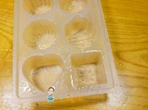 准备好一个好看的模具，也可以用长方形的饭盒，喷上一些油这样容易脱模