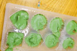 放入菠菜鹰嘴豆泥冷藏两个小时脱模即可