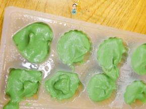放入菠菜鹰嘴豆泥冷藏两个小时脱模即可