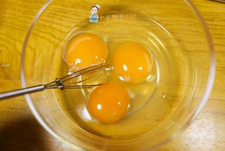 鸡蛋大概150g放入碗里打散