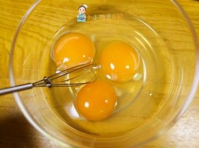 鸡蛋大概150g放入碗里打散