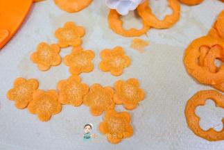 把胡萝卜压出花备用，这个胡萝卜一定要很薄，不然太厚不容易卷，剩下的边角料全部切碎备用大概20g