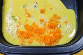 锅里放入一些油，用纸巾擦掉多余的，倒入三分之一蛋液，放入胡萝卜碎