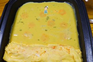 倒上蛋液覆盖住花