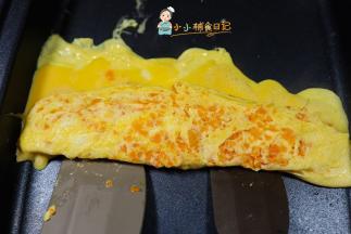 继续倒第二次蛋液，半凝固的时候继续卷