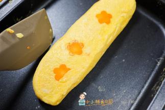 一点点用硅胶铲跟锅的边缘压一压，如果有玉子烧锅会更方便，没有的话一般的不粘锅也可以做