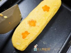 一点点用硅胶铲跟锅的边缘压一压，如果有玉子烧锅会更方便，没有的话一般的不粘锅也可以做