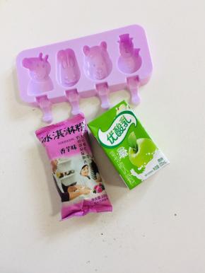 准备香芋味儿冰淇凌粉100克，牛奶250克（纯牛奶，酸奶都可以，随你喜欢！），硅胶雪糕模具清洗干净，擦干水分备用！