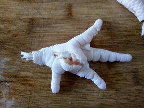 凤爪洗净，剪去趾指，用刀在关节那剁几下，但不要剁烂，脚掌最厚的地方用刀划一两刀，这样是为了入味。也可以直接一剖两半。