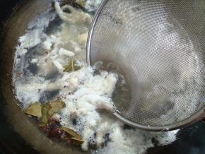 慢慢会煮出白沫，用滤勺捞出，然后继续煮15分钟左右。因为煮鸡爪的水是不要的，所以我偷懒没有特别焯水，直接煮的。也可以先焯水，煮出白沫后再换水煮。