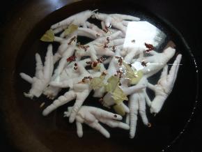 鸡爪冷水入锅，加几片香叶，姜，一小撮花椒去腥。