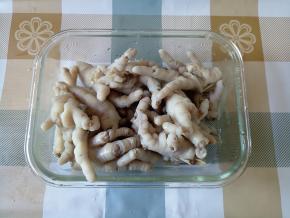 洗好的鸡爪捞出，装入保鲜盒中。