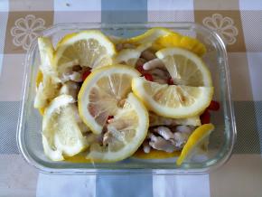 加入柠檬片和小米椒。