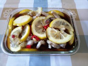 根据自己的口味调配泡凤爪的汁，醋、生抽、糖和凉白开，拌匀，先尝下味，满意了就倒入保鲜盒中，盖上，冰箱冷藏过夜，第二天就可以吃了。