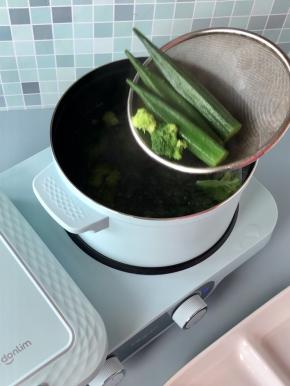 焯熟后捞出沥干水备用。