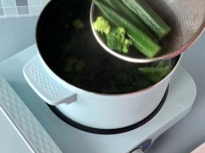 焯熟后捞出沥干水备用。