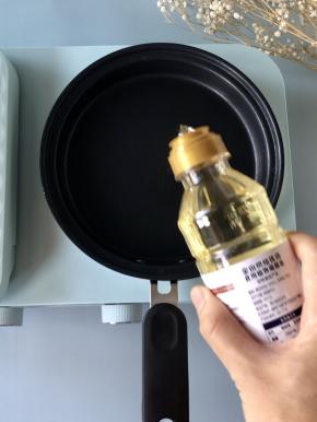 平底锅中加入少许食用油，刷匀，加热。
