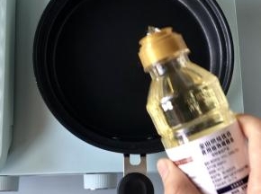 平底锅中加入少许食用油，刷匀，加热。