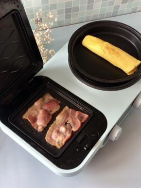 煎秋葵蛋卷的时候，培根也煎好了，香气扑鼻，三分钟到了就自动停止了，不用担心煎太过头。