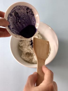 蝶豆花粉加入少许饮用水调成蓝色液体，加入一点点到米饭中（不用图上那么多），不要加太多，淡淡的蓝色即可。