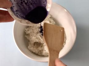 蝶豆花粉加入少许饮用水调成蓝色液体，加入一点点到米饭中（不用图上那么多），不要加太多，淡淡的蓝色即可。