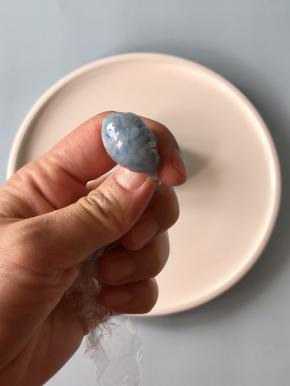 再取少许蓝色米饭，捏出河马的耳朵，同样的方法捏出2个。