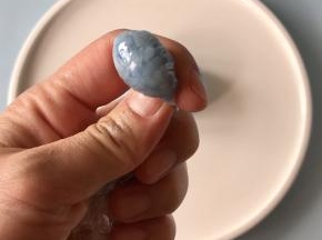 再取少许蓝色米饭，捏出河马的耳朵，同样的方法捏出2个。