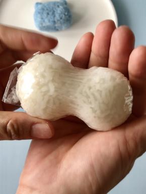 再借助保鲜膜捏出河马的脸部。