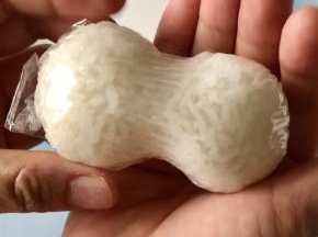 再借助保鲜膜捏出河马的脸部。