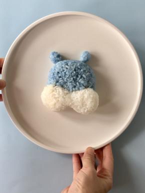 把蓝色饭团和白色饭团拼在一起。