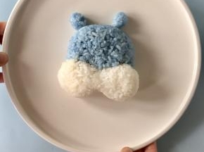 把蓝色饭团和白色饭团拼在一起。
