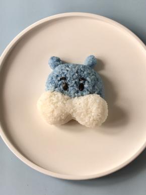 用海苔剪出河马的眼睛和眉毛。