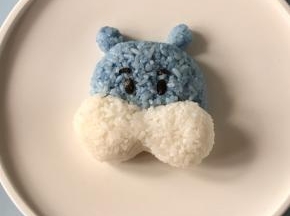 用海苔剪出河马的眼睛和眉毛。