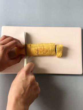 把鸡蛋卷切成等宽的小段。