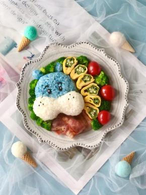 把河马饭团、秋葵蛋卷、培根、西兰花、圣女果摆入盘中即可。